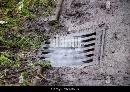 Old Windsor, Royaume-Uni. 6 janvier 2024. Un drain d'eau de pluie plein jusqu'au bord. Les niveaux d'eau continuent d'augmenter dans la Tamise à Old Windsor, dans le Berkshire. La Tamise a éclaté sur ses rives et un avertissement d'inondation est en place pour les propriétés les plus proches de la Tamise. Crédit : Maureen McLean/Alamy Live News Banque D'Images