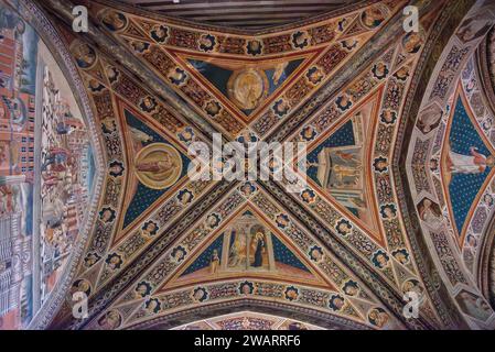SIENNE, ITALIE - 23 SEPTEMBRE 2023 - belles fresques anciennes dans le baptistère de la cathédrale de Sienne, Italie Banque D'Images