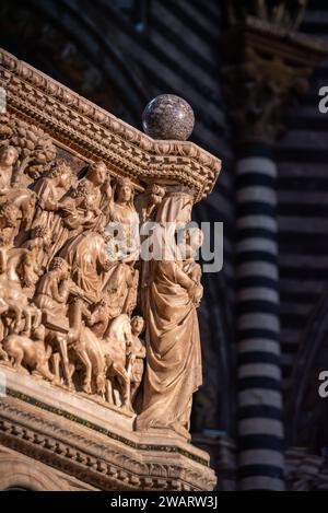 SIENNE, ITALIE - 23 SEPTEMBRE 2023 - mère marie avec enfant à la chaire en marbre de la cathédrale de Sienne en Italie, conçue par Niccolo Pisano Banque D'Images