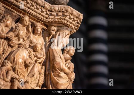 SIENNE, ITALIE - 23 SEPTEMBRE 2023 - mère marie avec enfant à la chaire en marbre de la cathédrale de Sienne en Italie, conçue par Niccolo Pisano Banque D'Images