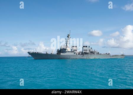 Diego Garcia, territoire britannique de l'océan Indien. 01 janvier 2014. Les destroyers de missiles guidés de classe Arleigh-burke de l'US Navy, l'USS Stethem, arrive à Diego Garcia pour une visite portuaire prévue, le 3 janvier 2024 à Diego Garcia, dans le territoire britannique de l'océan Indien. Crédit : MCS Jordan Steis/Planetpix/Alamy Live News Banque D'Images