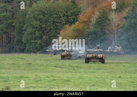 Un escadron de chars de combat principaux FV4034 Challenger 2 ii de l'armée britannique se déplaçant sur un exercice de combat militaire, Wiltshire UK Banque D'Images