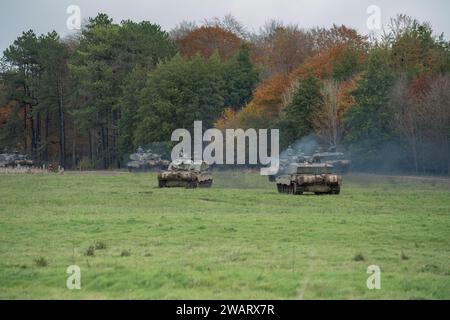 Un escadron de chars de combat principaux FV4034 Challenger 2 ii de l'armée britannique se déplaçant sur un exercice de combat militaire, Wiltshire UK Banque D'Images