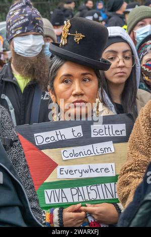 Londres Royaume-Uni. 6 Jan 2024. Une femme sud-américaine en robe traditionnelle soutient la Palestine. La police s'est emparée du système de l'Autorité palestinienne alors que la Coalition pour la Palestine libre s'est ralliée à St James' Park avant de marcher pour bloquer le pont de Westminster pour une manifestation exigeant un cessez-le-feu total et inconditionnel à Gaza, pour que le Royaume-Uni cesse d'armer Israël et pour la fin de l'occupation israélienne de la Palestine. Peter Marshall/Alamy Live News Banque D'Images