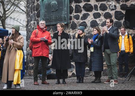 Démonstration Schützt Menschen - solidarisiert euch mit der Ukraine , 06.01.2024 Mona Neubaur Ministerin für Wirtschaft, Industrie, Klimaschutz und Energie, Nathanael Liminski Minister für Bundes- und Europaangelegenheiten, Chef der Staatskanzlei des Landes Nordrhein-Westfallen, Christian Joisten SPD BEI der Demonstration. Démonstration Schützt Menschen - solidarisiert euch mit der Ukraine , 06.01.2024 Koeln NRW Deutschland *** démonstration Schützt Menschen solidarisiert euch mit der Ukraine , 06 01 2024 Mona Neubaur Ministre de l'économie, de l'industrie, de la protection du climat et de l'énergie , NAT Banque D'Images