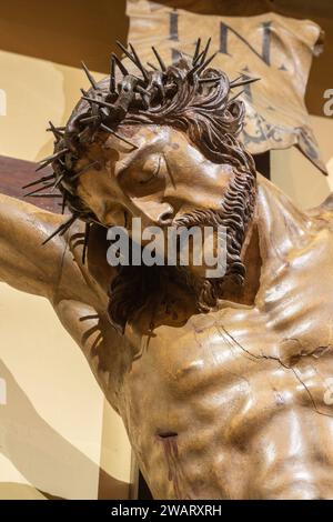 VICENCE, ITALIE - 7 NOVEMBRE 2023 : le détail de la statue polychrome sculptée de Crucifixion dans l'église Chiesa di Santo Stefano par un artiste inconnu. Banque D'Images