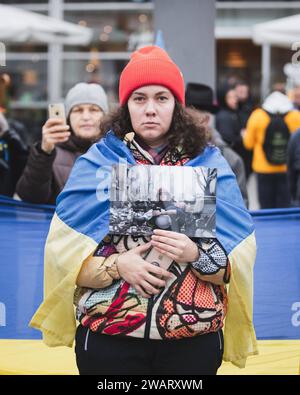 Démonstration Schützt Menschen - solidarisiert euch mit der Ukraine , 06.01.2024 Eine Frau steht mit dem Bild von Ukrainischen Menschen die unter russischen Angriff sind. Manifestation Schützt Menschen - solidarisiert euch mit der Ukraine , 06.01.2024 Koeln NRW Deutschland *** manifestation Protégez les gens montrent leur solidarité avec l'Ukraine , 06 01 2024 Une femme se tient debout avec l'image du peuple ukrainien qui est attaqué par la Russie manifestation Protégez les gens montrent leur solidarité avec l'Ukraine , 06 01 2024 Cologne NRW Allemagne Copyright : xBEAUTIFULxSPORTS/Buriakovx Banque D'Images