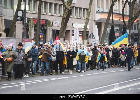 Démonstration Schützt Menschen - solidarisiert euch mit der Ukraine , 06.01.2024 Teilnehmer BEI der démonstration démonstration Schützt Menschen - solidarisiert euch mit der Ukraine , 06.01.2024 Koeln NRW Deutschland *** démonstration Schützt Menschen solidarisiert euch mit der Ukraine , 06 01 2024 participants à la manifestation démonstration Schützt Menschen solidarisiert euch mit der Ukraine , 06 01 2024 Cologne NRW Allemagne Copyright : xBEAUTIFULxSPORTS/Buriakovx Banque D'Images