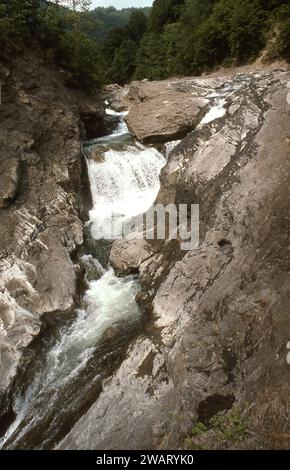 Lepsa, Vrancea County, Roumanie, env. 1991. Vue sur la cascade de Putna. Banque D'Images