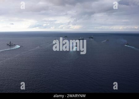 Mer Méditerranée, États-Unis. 31 décembre 2023. Le porte-avions USS Gerald R. Ford, de la classe Ford de l'US Navy, et le navire d'assaut amphibie USS Bataan de la classe Wasp, dirigent une formation de navires du Bataan Amphibious Ready Group et de la Hellenic Navy lors de manœuvres, le 31 décembre 2023 sur la Méditerranée crédit : MC3 Maxwell Orlosky/U.S. Navy photo/Alamy Live News Banque D'Images