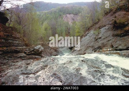 Lepsa, Vrancea County, Roumanie, env. 1991. Vue sur la cascade de Putna. Banque D'Images