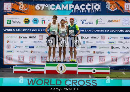 1580 VITTORE SIMONE BORROMINI 1e classé, 1637 MAZZA FRANCESCO 2e classé et 1631 MAZZONI LEONARDO 3e classé Juniores hommes International, Campaccio World Athletics Gold level Cross pendant 67Â° Campacco World Cross Country, match international d'athlétisme à San Giorgio su Legnano (MI), Italie, janvier 06 2024 Banque D'Images