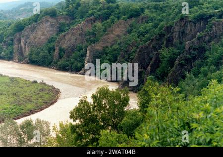 Comté de Vrancea, Roumanie, env. 1996. Vue sur la rivière Putna et son canyon en été. Banque D'Images