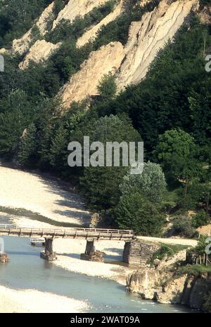 Comté de Vrancea, Roumanie, env. 1977. Vue sur la vallée de la rivière Putna, avec le vieux pont en bois au village de Poduri. Banque D'Images