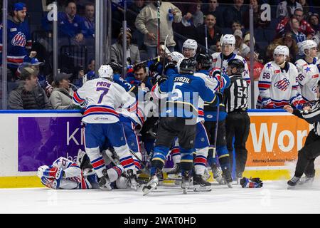 5 janvier 2024 : les joueurs de Cleveland Monsters et Rochester Americans s'affrontent en troisième période. Les Americans de Rochester ont accueilli les Monsters de Cleveland dans un match de la Ligue américaine de hockey à Blue Cross Arena à Rochester, New York. (Jonathan Tenca/CSM) Banque D'Images