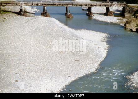 Comté de Vrancea, Roumanie, env. 1975. Vue sur la vallée de la rivière Putna, avec le vieux pont en bois au village de Poduri. Banque D'Images