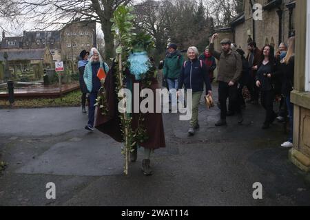 Newcastle upon Tyne, Royaume-Uni. Douzième nuit 6 janvier Epiphany Festival chrétien sur la dernière nuit des douze jours de Noël - Green Man Celebration levant un toast ou 'wassaill' aux arbres fruitiers à Jesmond, Newcastle upon Tyne, il est un symbole qui annonce au printemps après un long hiver et le renouvellement de la végétation luxuriante, Newcastle upon Tyne, Royaume-Uni, 6 janvier 2024, crédit:DEW/Alamy Live News Banque D'Images