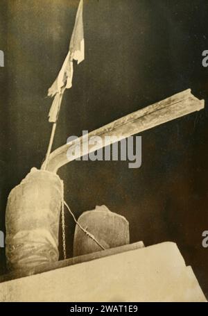 Ce qui reste de la statue de Staline après que les patriotes hongrois l'ont déchirée pendant la révolution, Budapest 1956 Banque D'Images