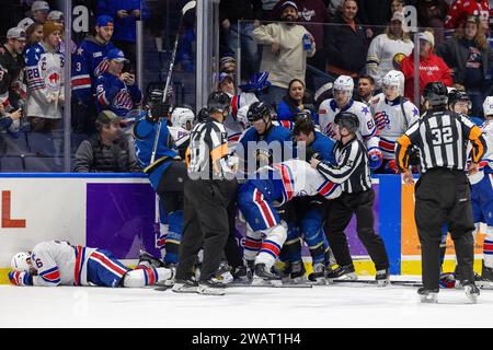 5 janvier 2024 : les joueurs de Cleveland Monsters et Rochester Americans s'affrontent en troisième période. Les Americans de Rochester ont accueilli les Monsters de Cleveland dans un match de la Ligue américaine de hockey à Blue Cross Arena à Rochester, New York. (Jonathan Tenca/CSM) Banque D'Images
