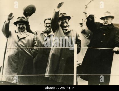 Le maréchal russe Nikolaï Bulganine et Nikita Krouchtchev brandissant du navire, 1956 Banque D'Images