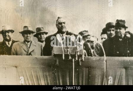 Le maréchal russe Nikolaï Bulganine et Nikita Krouchtchev lors d'une conférence, années 1950 Banque D'Images