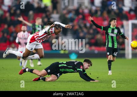 Stoke-on-Trent le samedi 6 janvier 2024. Brightons Fecundo affronte Stokes Wesley lors du match du 3e tour de FA Cup entre Stoke City et Brighton et Hove Albion au Britannia Stadium, Stoke-on-Trent le samedi 6 janvier 2024. (Photo : Chris Donnelly | MI News) crédit : MI News & Sport / Alamy Live News Banque D'Images