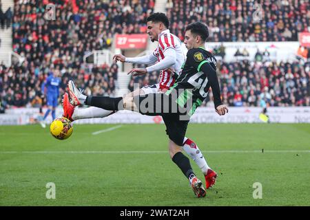 Stoke-on-Trent le samedi 6 janvier 2024. Stokes Bae Junho affronte Brightons Fecundo lors du match du troisième tour de la FA Cup entre Stoke City et Brighton et Hove Albion au Britannia Stadium, Stoke-on-Trent, le samedi 6 janvier 2024. (Photo : Chris Donnelly | MI News) crédit : MI News & Sport / Alamy Live News Banque D'Images