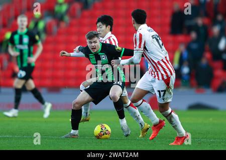 Stoke-on-Trent le samedi 6 janvier 2024. Brightons Evan Ferguson est retenu lors du match du troisième tour de la FA Cup entre Stoke City et Brighton et Hove Albion au Britannia Stadium, Stoke-on-Trent, le samedi 6 janvier 2024. (Photo : Chris Donnelly | MI News) crédit : MI News & Sport / Alamy Live News Banque D'Images
