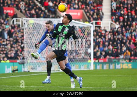 Stoke-on-Trent le samedi 6 janvier 2024. Brightons Joao Pedro affronte le gardien de Stoke Daniel Iverson lors du match du troisième tour de la FA Cup entre Stoke City et Brighton et Hove Albion au Britannia Stadium, Stoke-on-Trent, le samedi 6 janvier 2024. (Photo : Chris Donnelly | MI News) crédit : MI News & Sport / Alamy Live News Banque D'Images