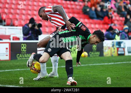 Stoke-on-Trent le samedi 6 janvier 2024. Brightons Facundo affronte Stokes Wesley lors du match du 3e tour de FA Cup entre Stoke City et Brighton et Hove Albion au Britannia Stadium, Stoke-on-Trent le samedi 6 janvier 2024. (Photo : Chris Donnelly | MI News) crédit : MI News & Sport / Alamy Live News Banque D'Images