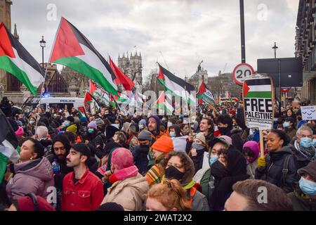 Londres, Royaume-Uni. 06 janvier 2024. Les manifestants brandissent des drapeaux palestiniens pendant la manifestation à côté du pont de Westminster. Des milliers de manifestants pro-palestiniens ont défilé à Westminster pour réclamer un cessez-le-feu alors que la guerre entre Israël et le Hamas se poursuit. Crédit : SOPA Images Limited/Alamy Live News Banque D'Images