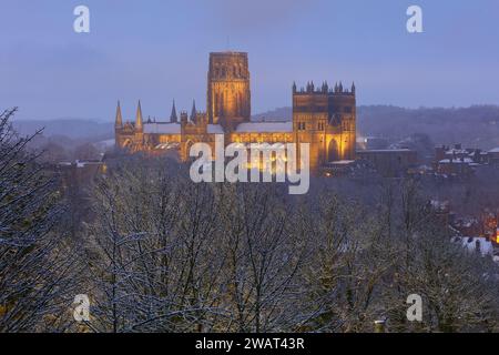 Belle vue sur la cathédrale de Durham sur une soirée d'hiver avec des arbres couverts de gel au premier plan. Durham, Angleterre, Royaume-Uni. Banque D'Images