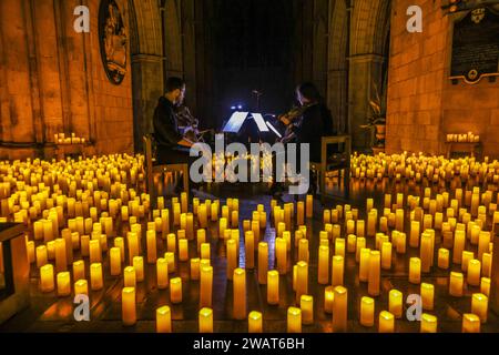 Londres, Royaume-Uni. 06 janvier 2023. Aux chandelles, par la fièvre, concerts apportant la magie d'une expérience musicale live et multisensorielle, hommage à Pink Floyd dans la cathédrale de Southwark par le quatuor à cordes-Artisti con brio. Crédit : Paul Quezada-Neiman/Alamy Live News Banque D'Images