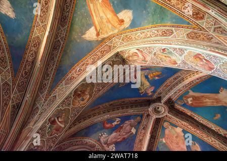 VOLTERRA, ITALIE - 20 SEPTEMBRE 2023 - fresques romanes dans la Cappella della Croce di Giorno à Volterra, Italie Banque D'Images