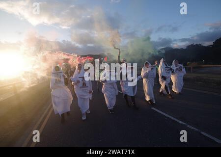 Plus de 200 personnes ont défilé à travers Bournemouth pour un cessez-le-feu à Gaza le 6 janvier 2024. Avec beaucoup vêtus de blanc et les noms d'enfants tués à Gaza, la marche était une image visuelle puissante, exigeant un cessez-le-feu à Gaza. La marche a bloqué la route Pier Approach, où des fusées éclairantes étaient allumées. La marche était organisée par Palestine Solidarity Bournemouth. Banque D'Images