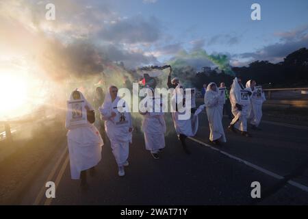 Plus de 200 personnes ont défilé à travers Bournemouth pour un cessez-le-feu à Gaza le 6 janvier 2024. Avec beaucoup vêtus de blanc et les noms d'enfants tués à Gaza, la marche était une image visuelle puissante, exigeant un cessez-le-feu à Gaza. La marche a bloqué la route Pier Approach, où des fusées éclairantes étaient allumées. La marche était organisée par Palestine Solidarity Bournemouth. Banque D'Images