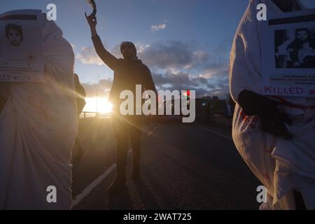 Plus de 200 personnes ont défilé à travers Bournemouth pour un cessez-le-feu à Gaza le 6 janvier 2024. Avec beaucoup vêtus de blanc et les noms d'enfants tués à Gaza, la marche était une image visuelle puissante, exigeant un cessez-le-feu à Gaza. La marche a bloqué la route Pier Approach, où des fusées éclairantes étaient allumées. La marche était organisée par Palestine Solidarity Bournemouth. Banque D'Images