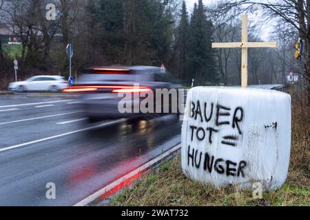 Bauernproteste. 06.01.2024, UE, DEU, Deutschland, Rhénanie-du-Nord-Westphalie, Hattingen : Bauerncontest im Wodantal gegen die von der Bundesregierung geplanten Einsparungen und Kuerzungen im Bundeshaushalt in Form der Streichung von subventioniertem Agrardiesel und der Befreiung von der Kfz-Steuer fuer Landwirte. Trotz der Rücknahme dieser Sparvorhaben von der Bundesregierung wird von den Bauern zu einer Aktionswoche mobilisiert. UE, DEU, Allemagne, Rhénanie du Nord-Westphalie, Hattingen : les agriculteurs protestent dans la vallée de Wodan contre les économies et les coupes prévues par le gouvernement fédéral dans le budget fédéral Banque D'Images