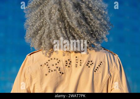 Gros plan arrière d'une dame afro-américaine portant une veste avec le mot rebelle. Concept : pro-âge, rebelle Banque D'Images