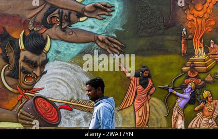 Ayodhya, Inde. 27 décembre 2023. Un ouvrier passe devant une sculpture d'art qui dépeint l'histoire du Ramayana à Ayodhya. Ramnagari Ayodhya, autrefois connu pour ses rues étroites et ses routes en décomposition, progresse régulièrement : toutes les routes et bâtiments menant à RAM Janmabhoomi sont en cours d’élargissement et de rénovation pour faciliter les déplacements. (Image de crédit : © Biplov Bhuyan/SOPA Images via ZUMA Press Wire) USAGE ÉDITORIAL SEULEMENT! Non destiné à UN USAGE commercial ! Banque D'Images