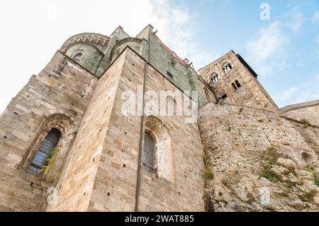 Vue sur la Sacra San Michele ou St. L'abbaye de Michael, est un complexe religieux sur le mont Pirchiriano, province de Turin, Piémont, Italie Banque D'Images