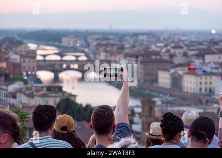 Grande foule de touristes sur Piazzale Michelangelo profitant du coucher de soleil sur Florence, Italie Banque D'Images