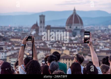 Grande foule de touristes sur Piazzale Michelangelo profitant du coucher de soleil sur Florence, Italie Banque D'Images