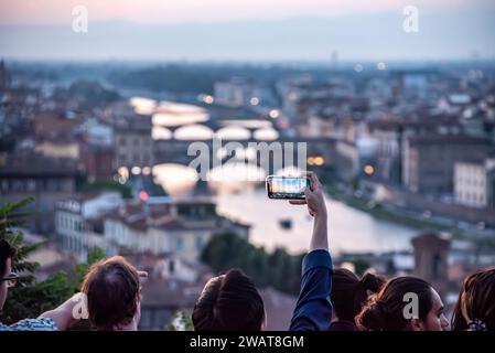 Grande foule de touristes sur Piazzale Michelangelo profitant du coucher de soleil sur Florence, Italie Banque D'Images