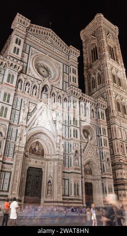 La célèbre cathédrale florentine illuminée la nuit, Italie Banque D'Images