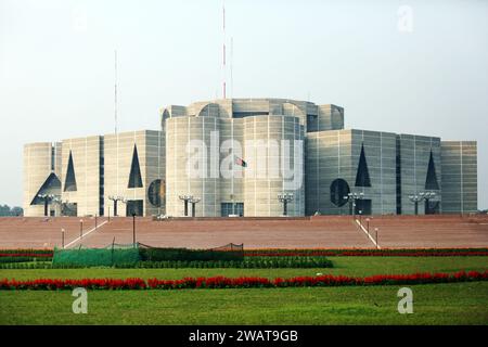 Dhaka, Bangladesh. 06 janvier 2024. Une vue extérieure du Parlement national du Bangladesh budling connu localement "Jatiya Sangsad" à Dhaka, Bangladesh, le 06 janvier 2024. Le Commissaire en chef aux élections (CEC) du Bangladesh Kazi Habibul Awal a annoncé le calendrier des prochaines élections générales qui auront lieu le 07 janvier 2024. Photo de Habibur Rahman/ABACAPRESS.COM crédit : Abaca Press/Alamy Live News Banque D'Images