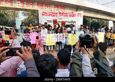 Dhaka, Bangladesh. 06 janvier 2024. Les étudiants de l'Université de Dhaka brandissent des pancartes alors qu'ils se rassemblent pour réclamer la tenue d'élections sous un gouvernement intérimaire et exhorter la population à boycotter les élections générales au Bangladesh la veille de leur ouverture, à l'Université de Dhaka, à Dhaka, Bangladesh, le 06 janvier 2024. Photo de Suvra Kanti Das/ABACAPRESS.COM crédit : Abaca Press/Alamy Live News Banque D'Images