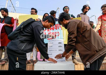 Dhaka, Bangladesh. 06 janvier 2024. Les étudiants de l'Université de Dhaka brandissent des pancartes alors qu'ils se rassemblent pour réclamer la tenue d'élections sous un gouvernement intérimaire et exhorter la population à boycotter les élections générales au Bangladesh la veille de leur ouverture, à l'Université de Dhaka, à Dhaka, Bangladesh, le 06 janvier 2024. Photo de Suvra Kanti Das/ABACAPRESS.COM crédit : Abaca Press/Alamy Live News Banque D'Images