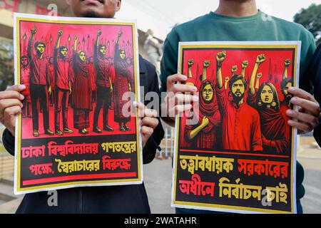 Dhaka, Bangladesh. 06 janvier 2024. Les étudiants de l'Université de Dhaka brandissent des pancartes alors qu'ils se rassemblent pour réclamer la tenue d'élections sous un gouvernement intérimaire et exhorter la population à boycotter les élections générales au Bangladesh la veille de leur ouverture, à l'Université de Dhaka, à Dhaka, Bangladesh, le 06 janvier 2024. Photo de Suvra Kanti Das/ABACAPRESS.COM crédit : Abaca Press/Alamy Live News Banque D'Images