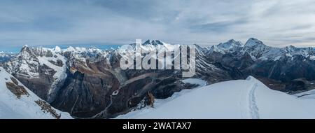 Mont Everest, Nuptse, Lhotse avec mur de la face sud, Makalu, Chamlang Belle vue panoramique d'un Haut Himalaya du haut site de camping de Mera Peak à 580 Banque D'Images